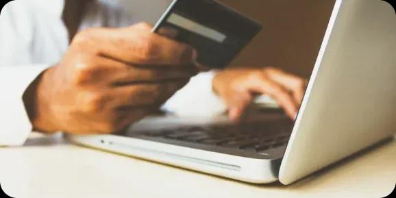 Homme en train de choisir une solution de paiement en ligne sur son pc Homme en train de choisir une solution de paiement en ligne sur son pc